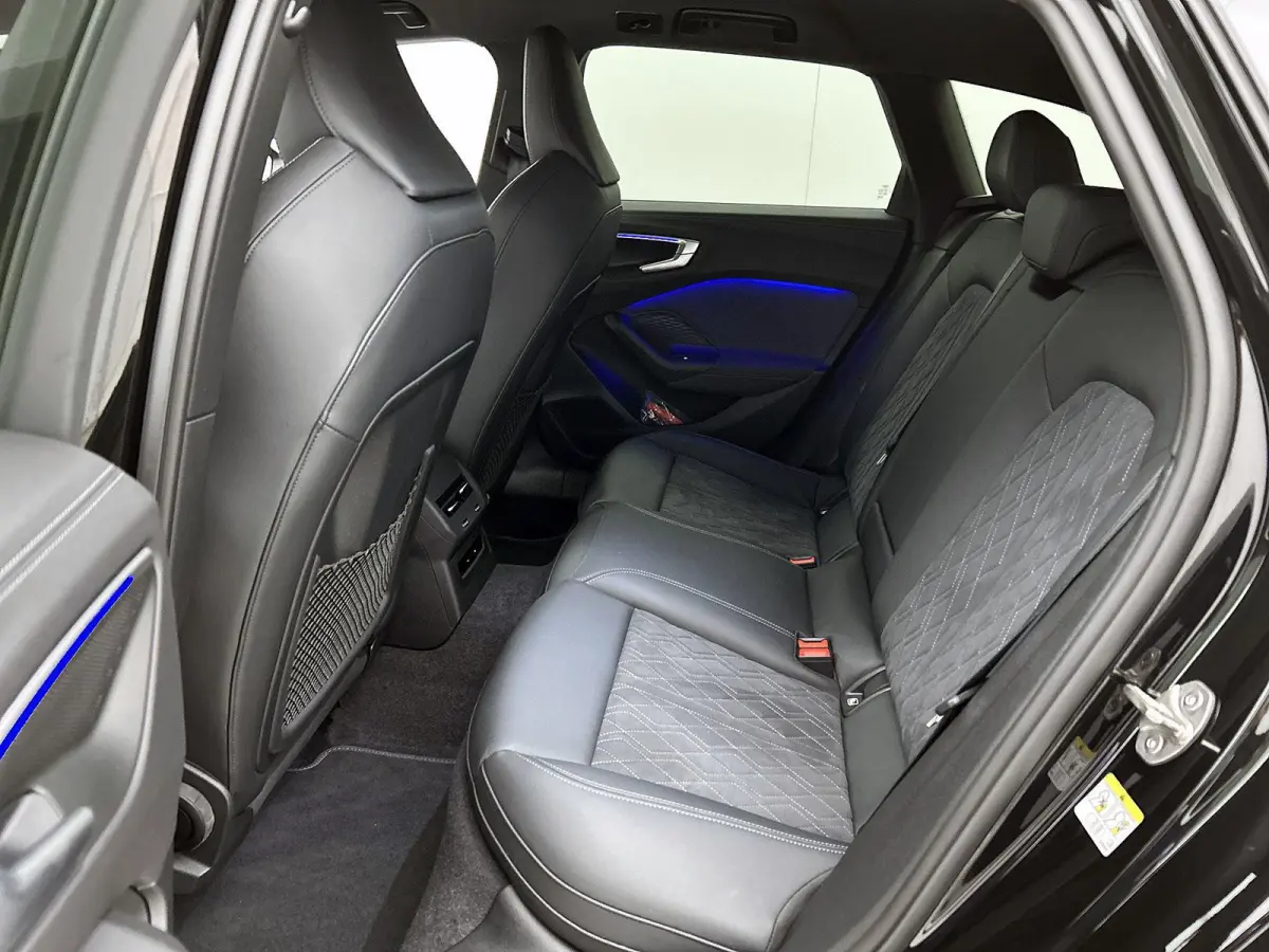 Avant 2.0 quattro S edition Navigatie | Trekhaak | 20" Lm Velgen | Achteruitrij Camera | Apple Carplay | Optiek pakket Zwart | Airco