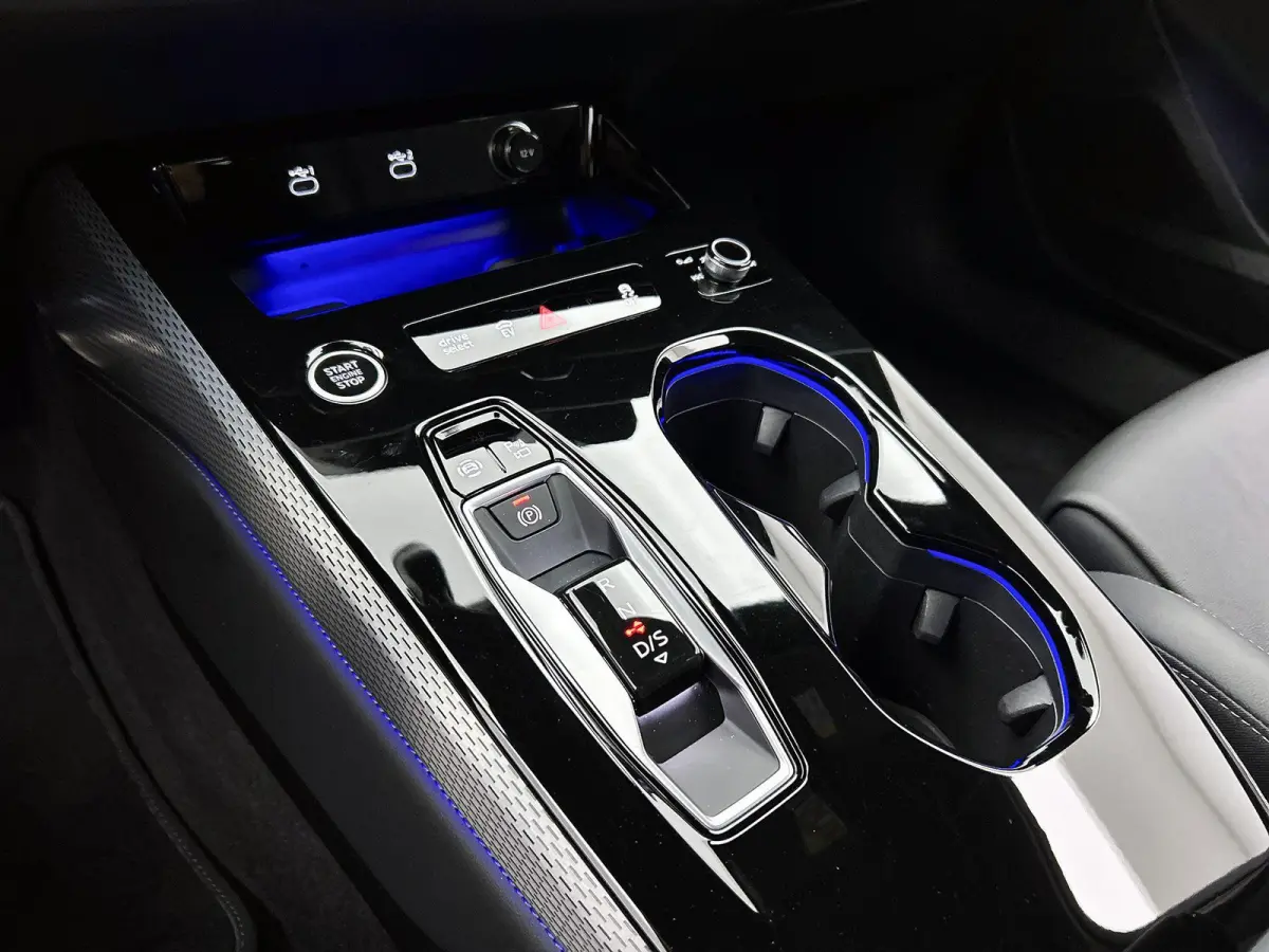 Avant 2.0 quattro S edition Navigatie | Trekhaak | 20" Lm Velgen | Achteruitrij Camera | Apple Carplay | Optiek pakket Zwart | Airco
