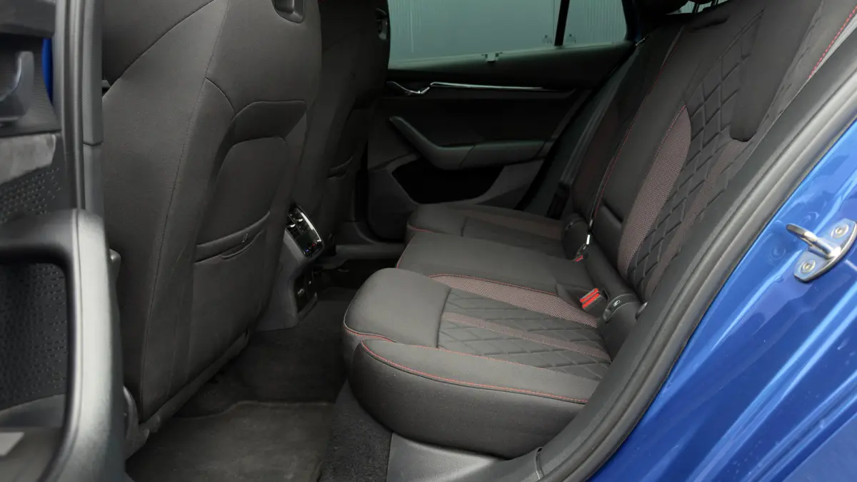 1.4 TSI iV 245pk RS | Head-Up | Stoelverwarming | Parkeerhulp V+A | Keyless | 18"