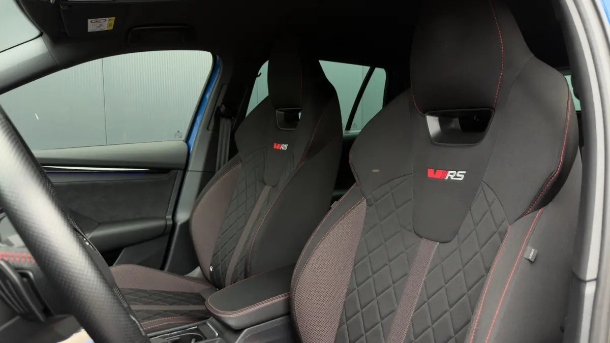 1.4 TSI iV 245pk RS | Head-Up | Stoelverwarming | Parkeerhulp V+A | Keyless | 18"