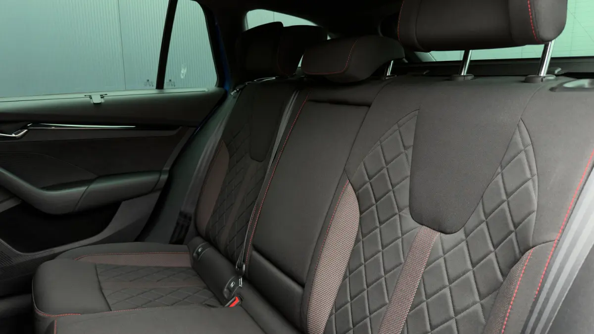 1.4 TSI iV 245pk RS | Head-Up | Stoelverwarming | Parkeerhulp V+A | Keyless | 18"