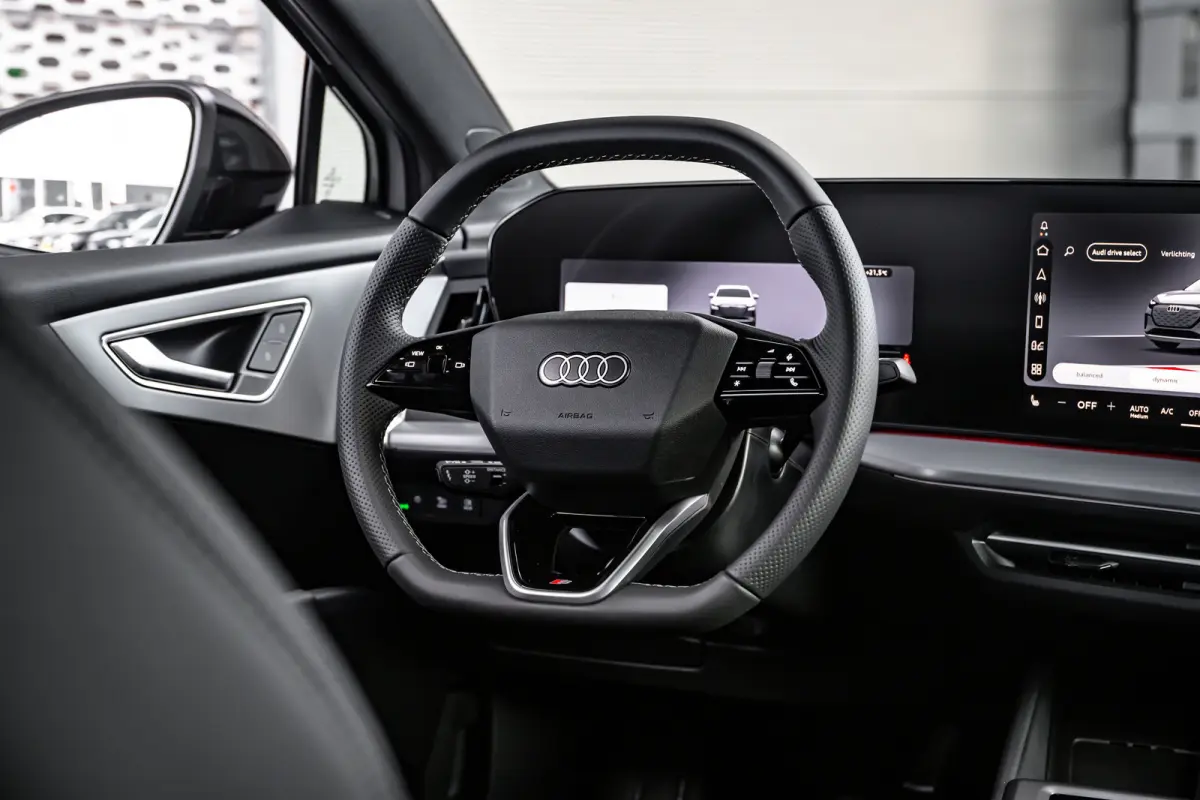 S edition | Achterklep, automatisch bedienbaar | Achteruitrijcamera | Adaptive cruise control