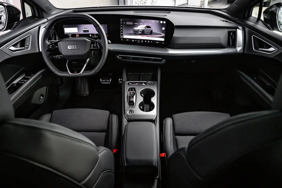 S edition | Achterklep, automatisch bedienbaar | Achteruitrijcamera | Adaptive cruise control
