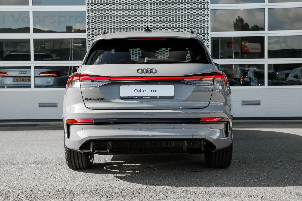 S edition | Achterklep, automatisch bedienbaar | Achteruitrijcamera | Adaptive cruise control