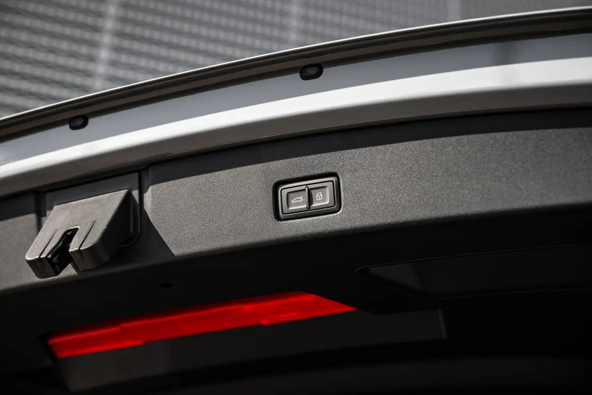 S edition | Achterklep, automatisch bedienbaar | Achteruitrijcamera | Adaptive cruise control