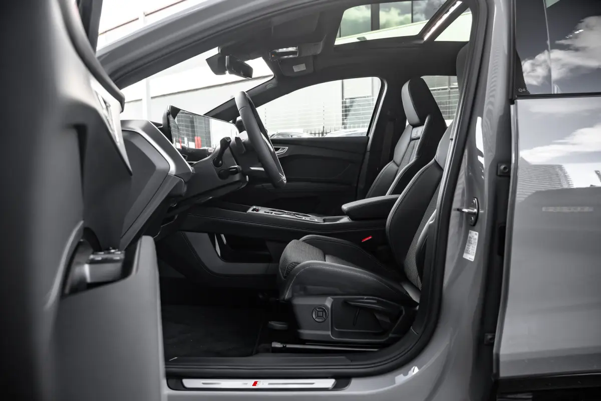 S edition | Achterklep, automatisch bedienbaar | Achteruitrijcamera | Adaptive cruise control