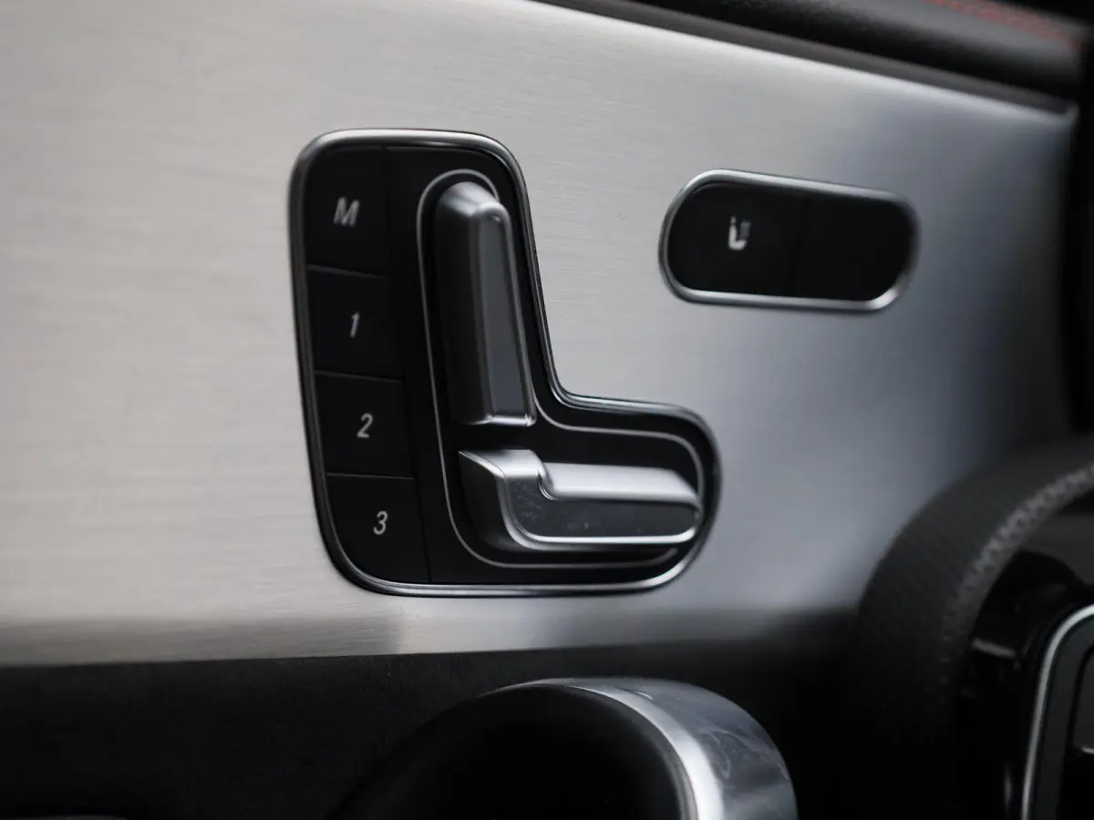 250 e AMG Line | Automaat | Panoramadak | Apple Carplay / Android Auto | Trekhaak | Stoelverwarming | Memoryseats | Sfeerverlichting | Leder | Camera | Parkeer sensoren | Navigatie | Virtual