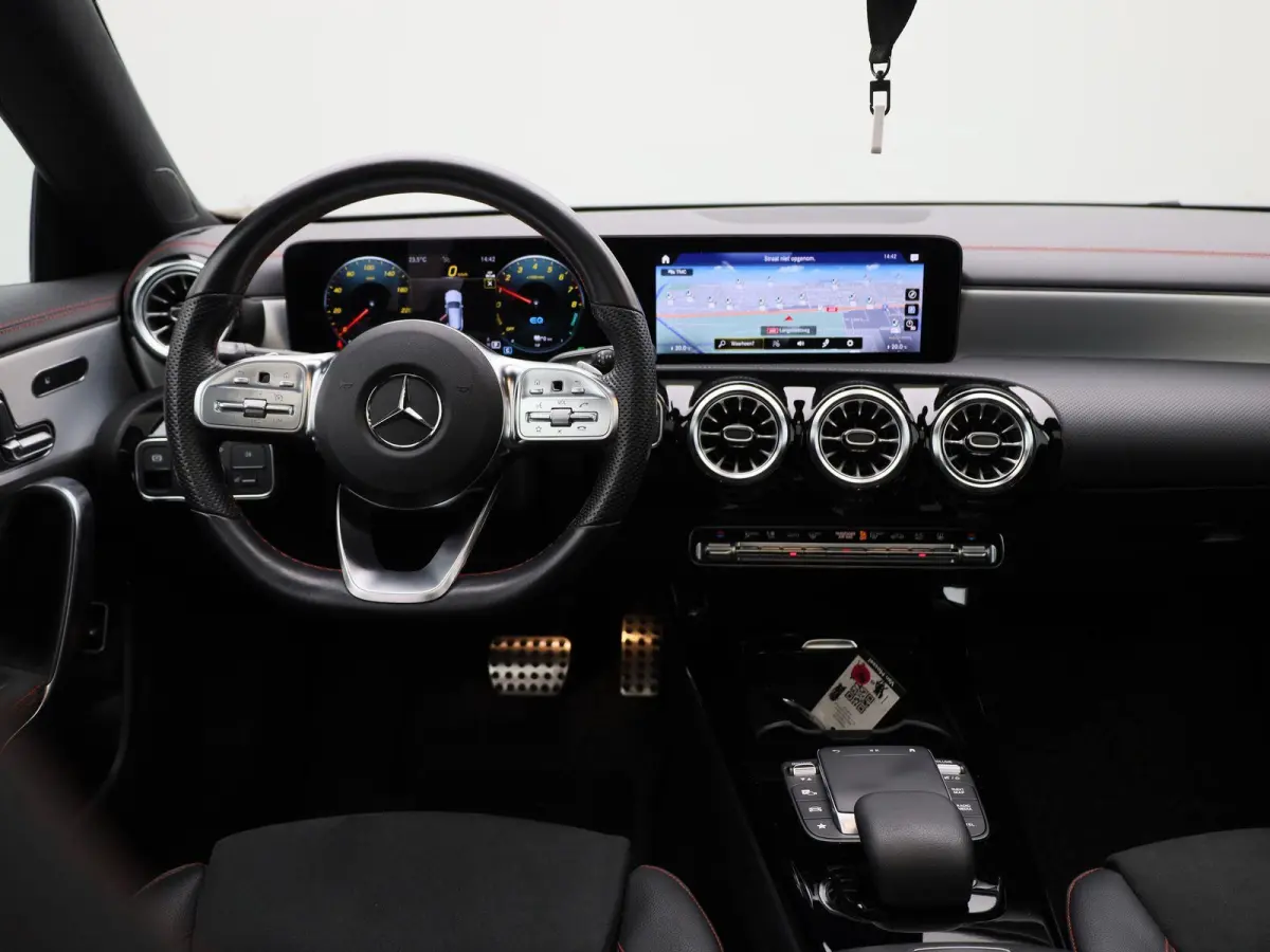 250 e AMG Line | Automaat | Panoramadak | Apple Carplay / Android Auto | Trekhaak | Stoelverwarming | Memoryseats | Sfeerverlichting | Leder | Camera | Parkeer sensoren | Navigatie | Virtual
