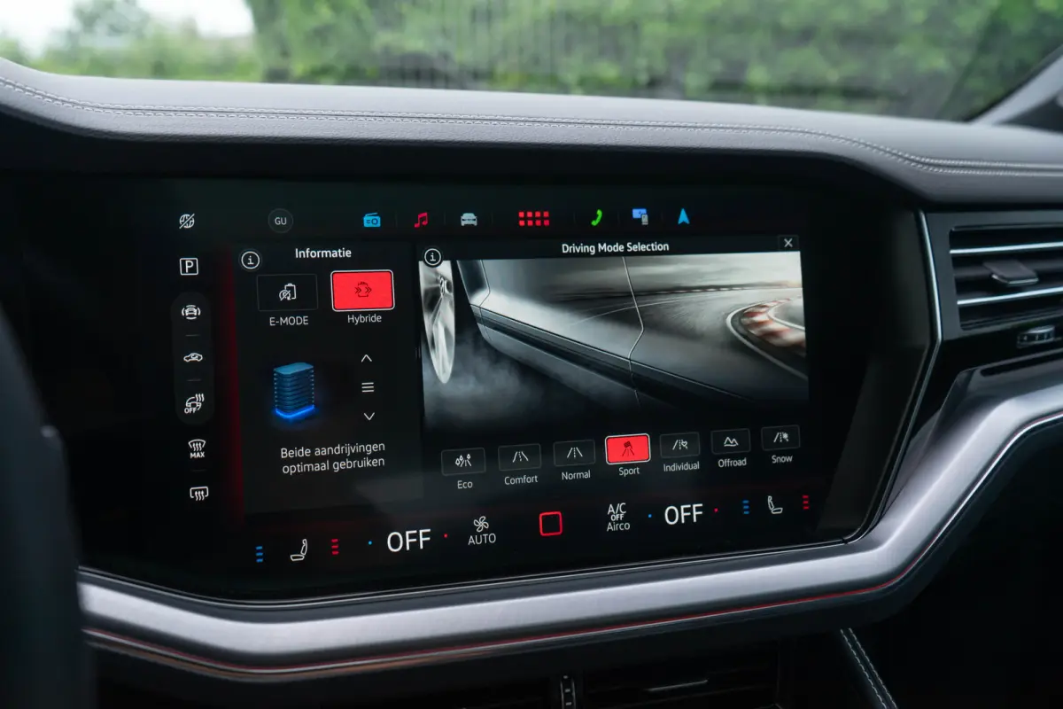 3.0 TSI eHybrid 4MOTION / Puglia/ Top View/ Head-Up Display/ Trekhaak/ Panoramadak/ 280kW (381PK)