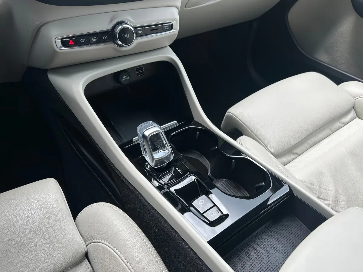1.5 T4 Plug-in hybrid Plus Dark | Harman/Kardon | Camera | Memory | Cruise Control | Stoel & stuurverwarming | Blond leder |