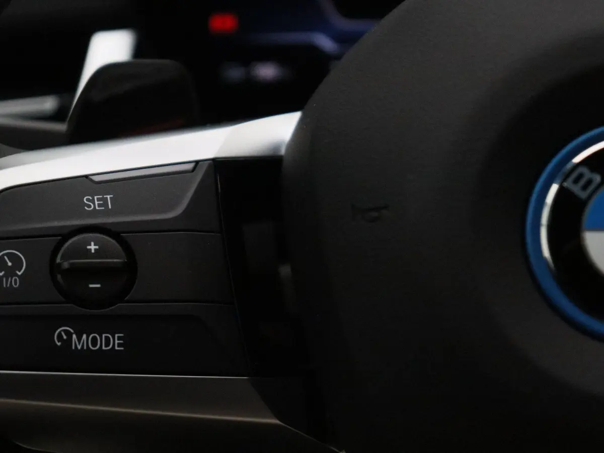 eDrive20 M Sport Edition | SoH 100% | Premium Pack | Travel Pack | Stuurwielrand Verwarmd | Trekhaak | Panoramadak | Driving Assistant Plus | Harman Kardon | 18''