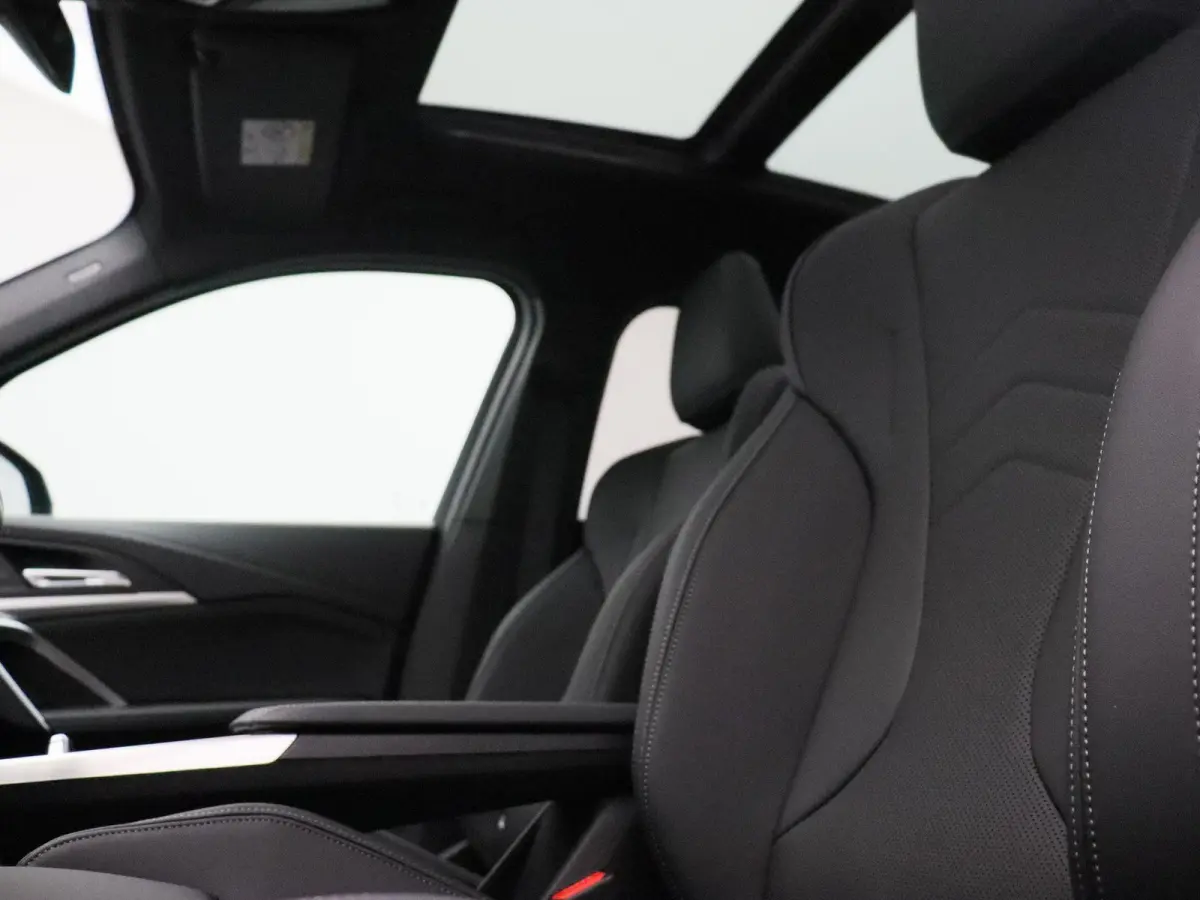eDrive20 M Sport Edition | SoH 100% | Premium Pack | Travel Pack | Stuurwielrand Verwarmd | Trekhaak | Panoramadak | Driving Assistant Plus | Harman Kardon | 18''