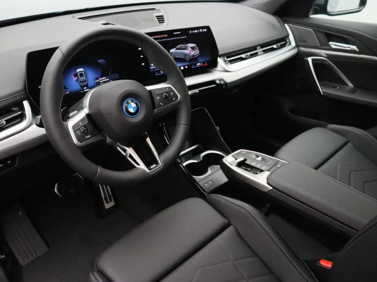 eDrive20 M Sport Edition | SoH 100% | Premium Pack | Travel Pack | Stuurwielrand Verwarmd | Trekhaak | Panoramadak | Driving Assistant Plus | Harman Kardon | 18''