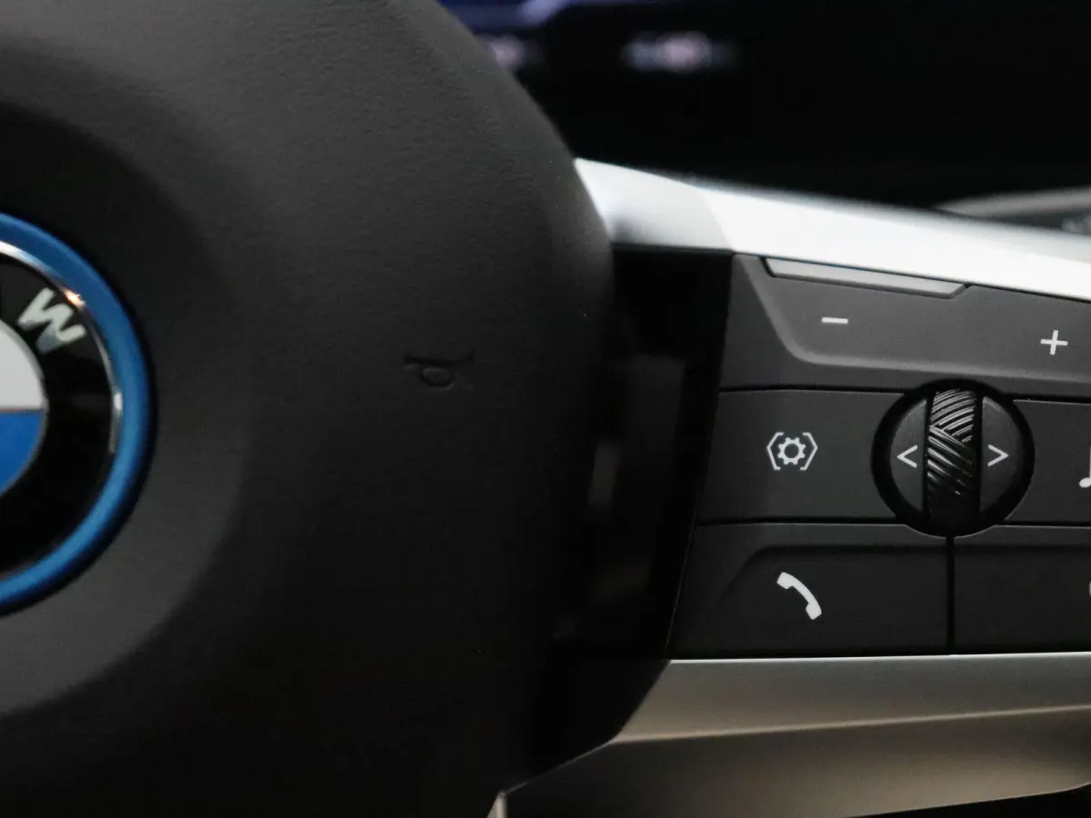 eDrive20 M Sport Edition | SoH 100% | Premium Pack | Travel Pack | Stuurwielrand Verwarmd | Trekhaak | Panoramadak | Driving Assistant Plus | Harman Kardon | 18''