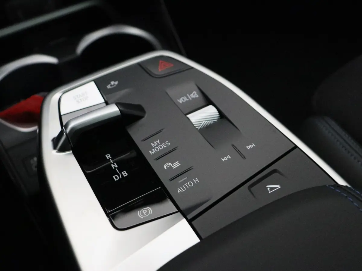eDrive20 M Sport Edition | M Sportpakket Pro | SoH 100% | Premium Pack | Comfort Pack | Stuurwielrand Verwarmd | Trekhaak | Panoramadak | Harman Kardon | 20''