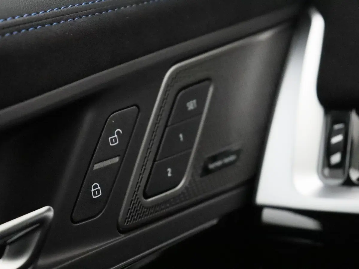 eDrive20 M Sport Edition | M Sportpakket Pro | SoH 100% | Premium Pack | Comfort Pack | Stuurwielrand Verwarmd | Trekhaak | Panoramadak | Harman Kardon | 20''