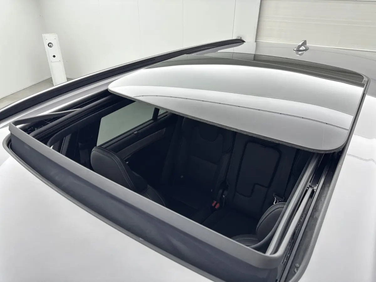 T8 Exclusive edition Dark | Trekhaak | Charcoal Hemelbekleding | Gelamineerde zijruiten | Sierpaneel geblokt aluminium | Luchtvering | Stoelventilatie / Massage | 22 inch LM |