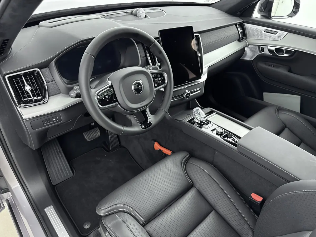 T8 Exclusive edition Dark | Trekhaak | Charcoal Hemelbekleding | Gelamineerde zijruiten | Sierpaneel geblokt aluminium | Luchtvering | Stoelventilatie / Massage | 22 inch LM |