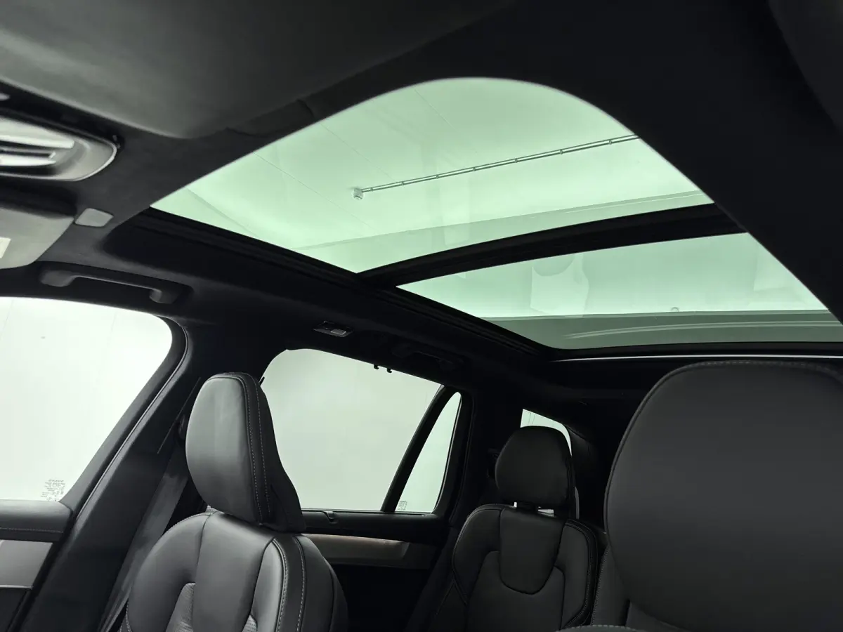 T8 Exclusive edition Dark | Trekhaak | Charcoal Hemelbekleding | Gelamineerde zijruiten | Sierpaneel geblokt aluminium | Luchtvering | Stoelventilatie / Massage | 22 inch LM |