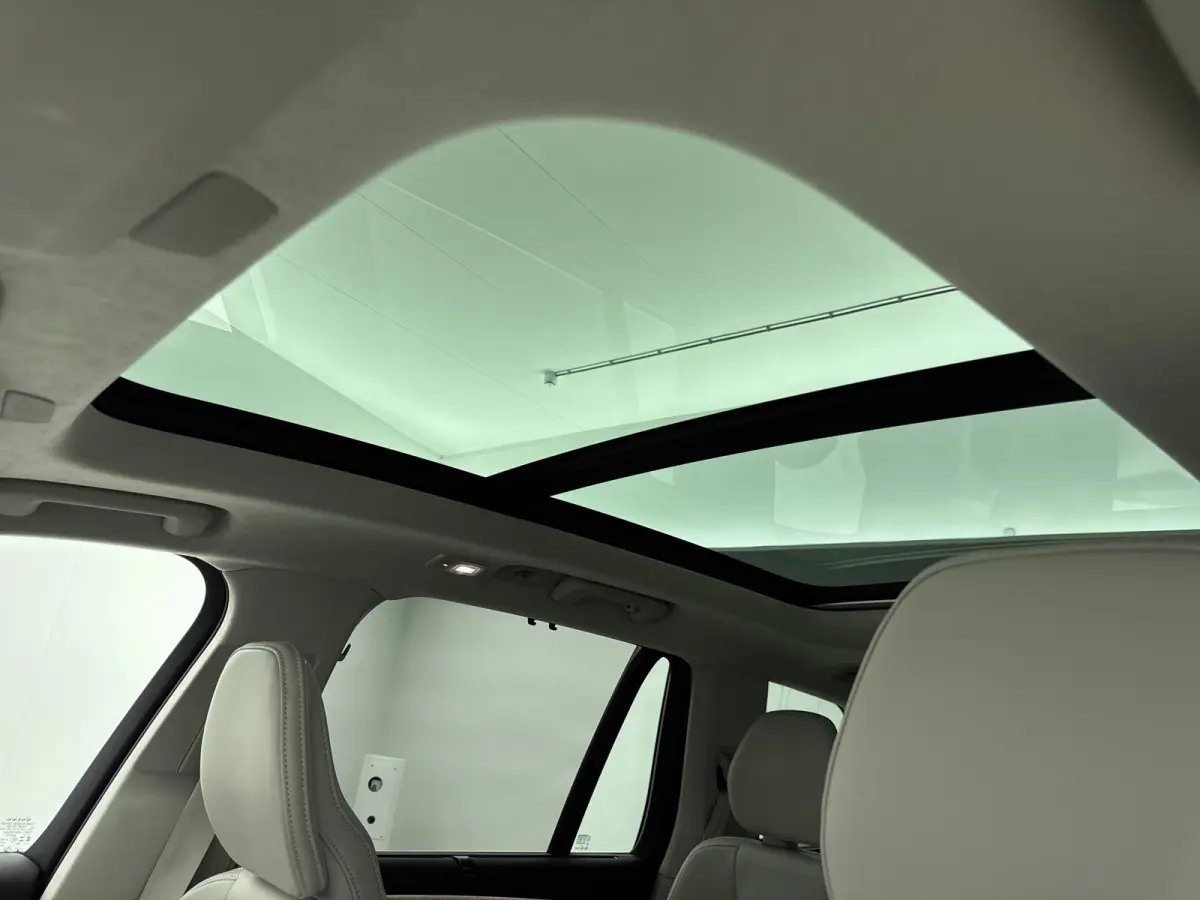 T8 Executive Edition Bright | Extra getint glas | Gelamineerde zijruiten | Blond interieur | Luchtvering | Stoelventilatie / Massage / verwarming |