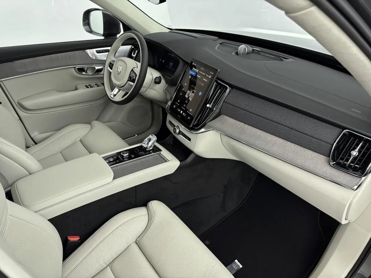 T8 Executive Edition Bright | Extra getint glas | Gelamineerde zijruiten | Blond interieur | Luchtvering | Stoelventilatie / Massage / verwarming |