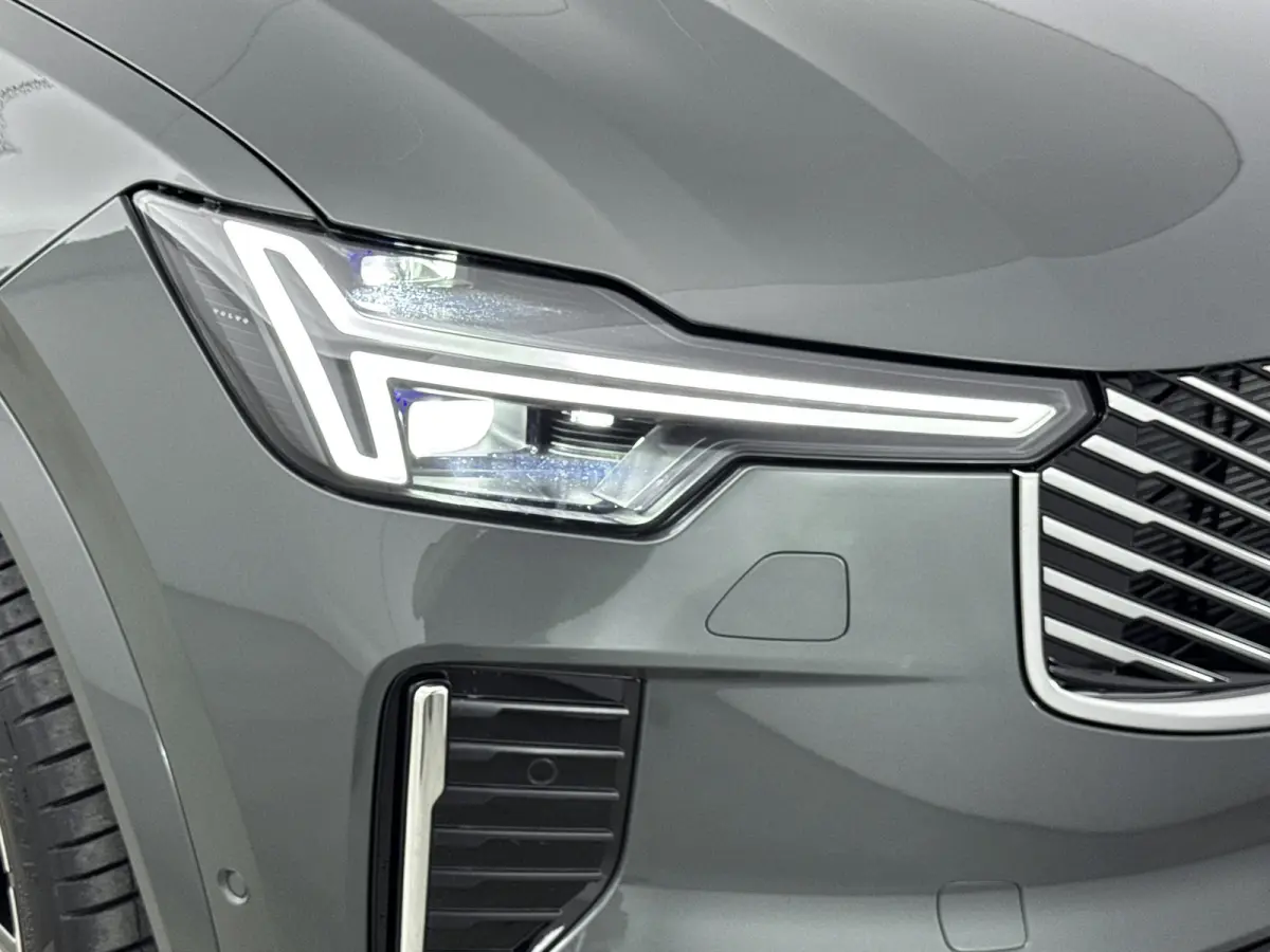 T8 Executive Edition Bright | Extra getint glas | Gelamineerde zijruiten | Blond interieur | Luchtvering | Stoelventilatie / Massage / verwarming |