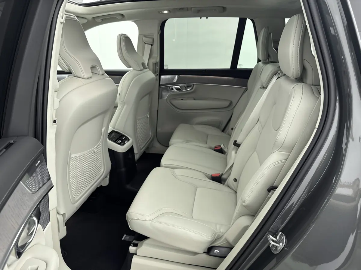 T8 Executive Edition Bright | Extra getint glas | Gelamineerde zijruiten | Blond interieur | Luchtvering | Stoelventilatie / Massage / verwarming |