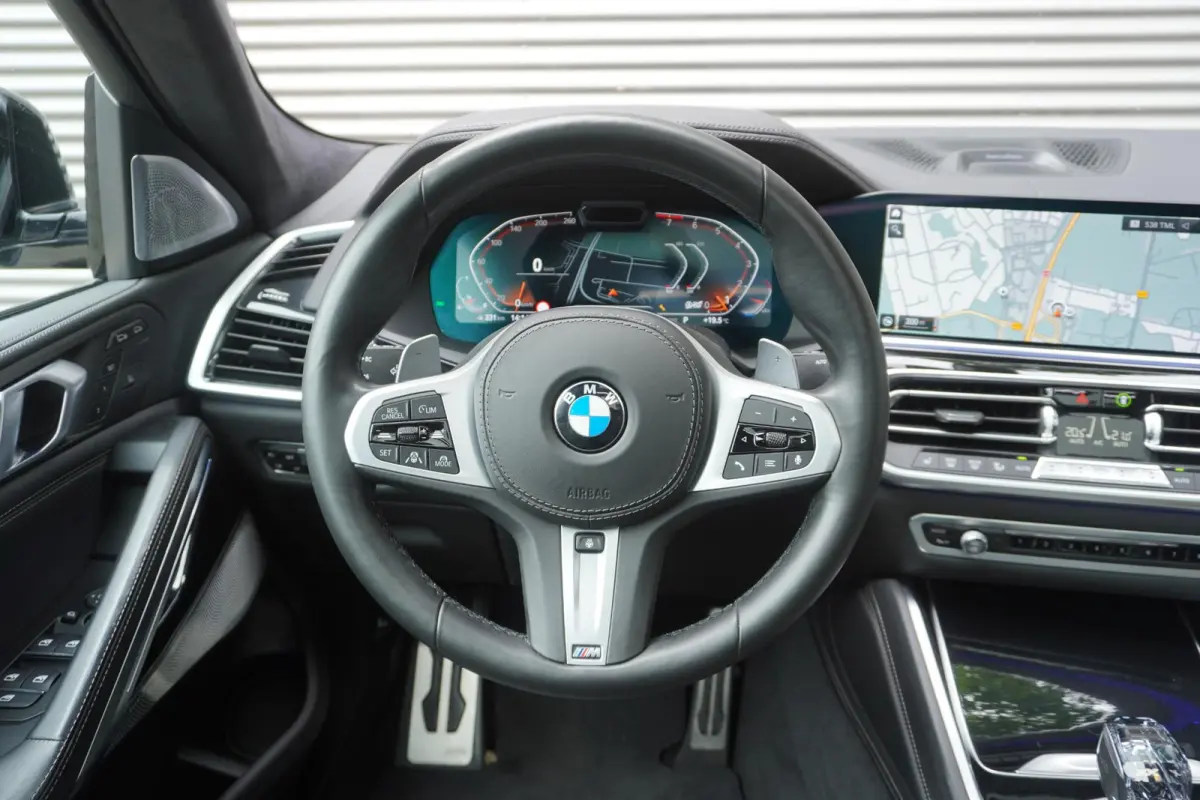 xDrive40i | High Executive | M Sportpakket | Trekhaak met elektrisch wegklapbare kogel | Bowers & Wilkins Diamond Surround Sound Systeem | Panorama-Glasdak Sky Lounge | Soft Close Automatic 