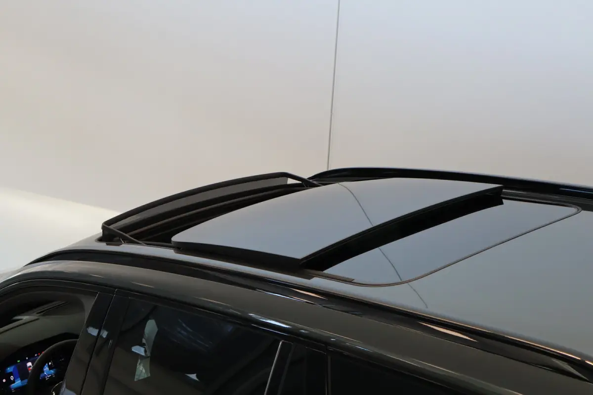 T8 406PK AWD Ultra Dark Executive B&W | 22" | Luchtvering | Massage/ventilatie | Gelam. glas