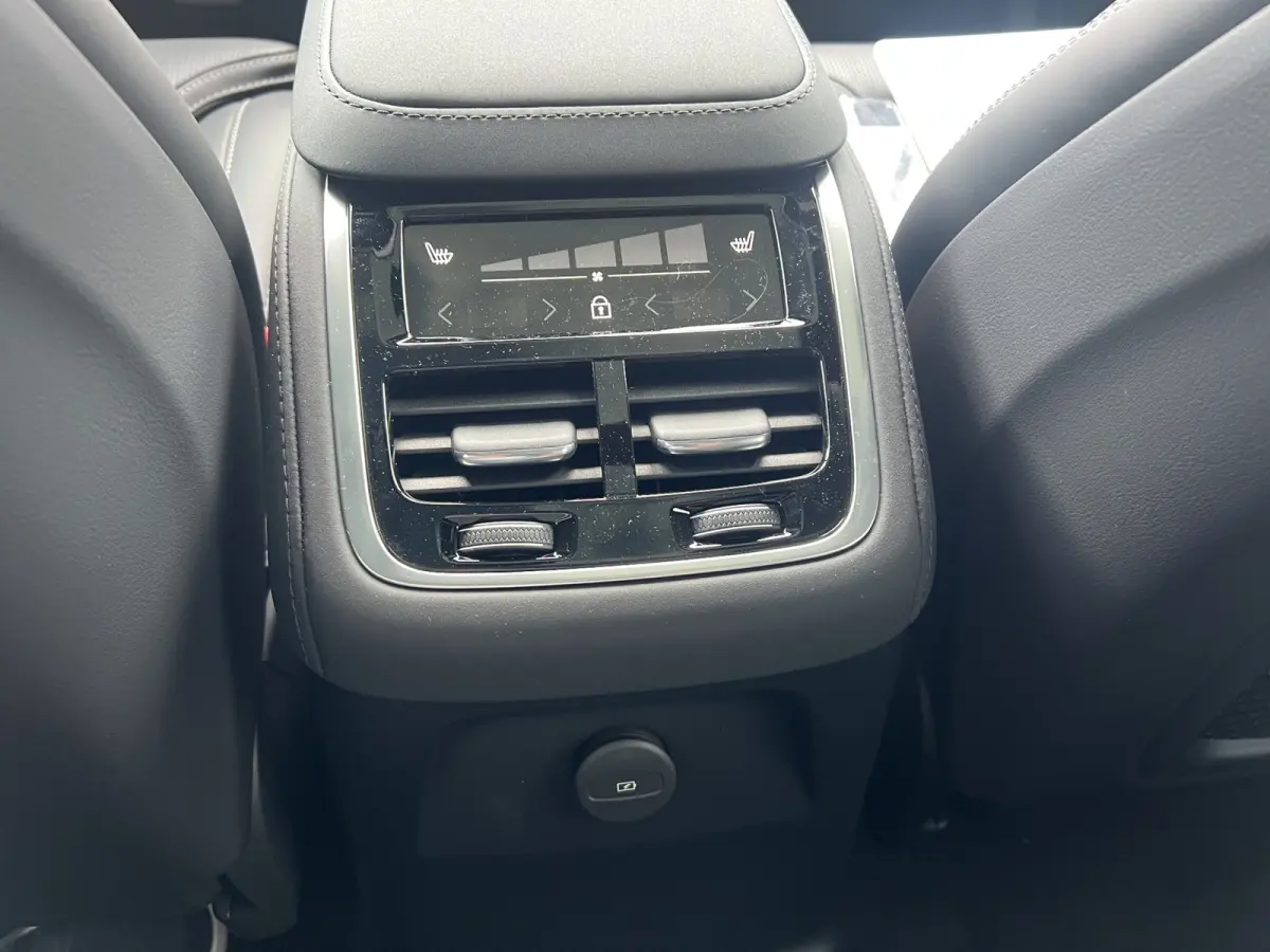 2.0 T8 Plug-in hybrid AWD Ultra Black Ed. Exec. | Bowers & Wilkins | Panoramadak | Luchtvering | Stoel + Stuur Verwarming | 360 Camera |