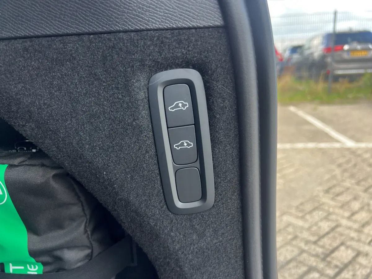 2.0 T8 Plug-in hybrid AWD Ultra Black Ed. Exec. | Bowers & Wilkins | Panoramadak | Luchtvering | Stoel + Stuur Verwarming | 360 Camera |