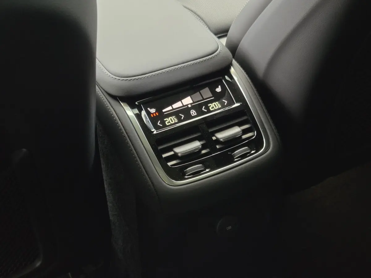 2.0 T8 Plug-in hybrid AWD Ultra Dark Exec. Ed. | Luchtvering | Bowers&Wilkins | Massage/ventilatie | 22" Velgen