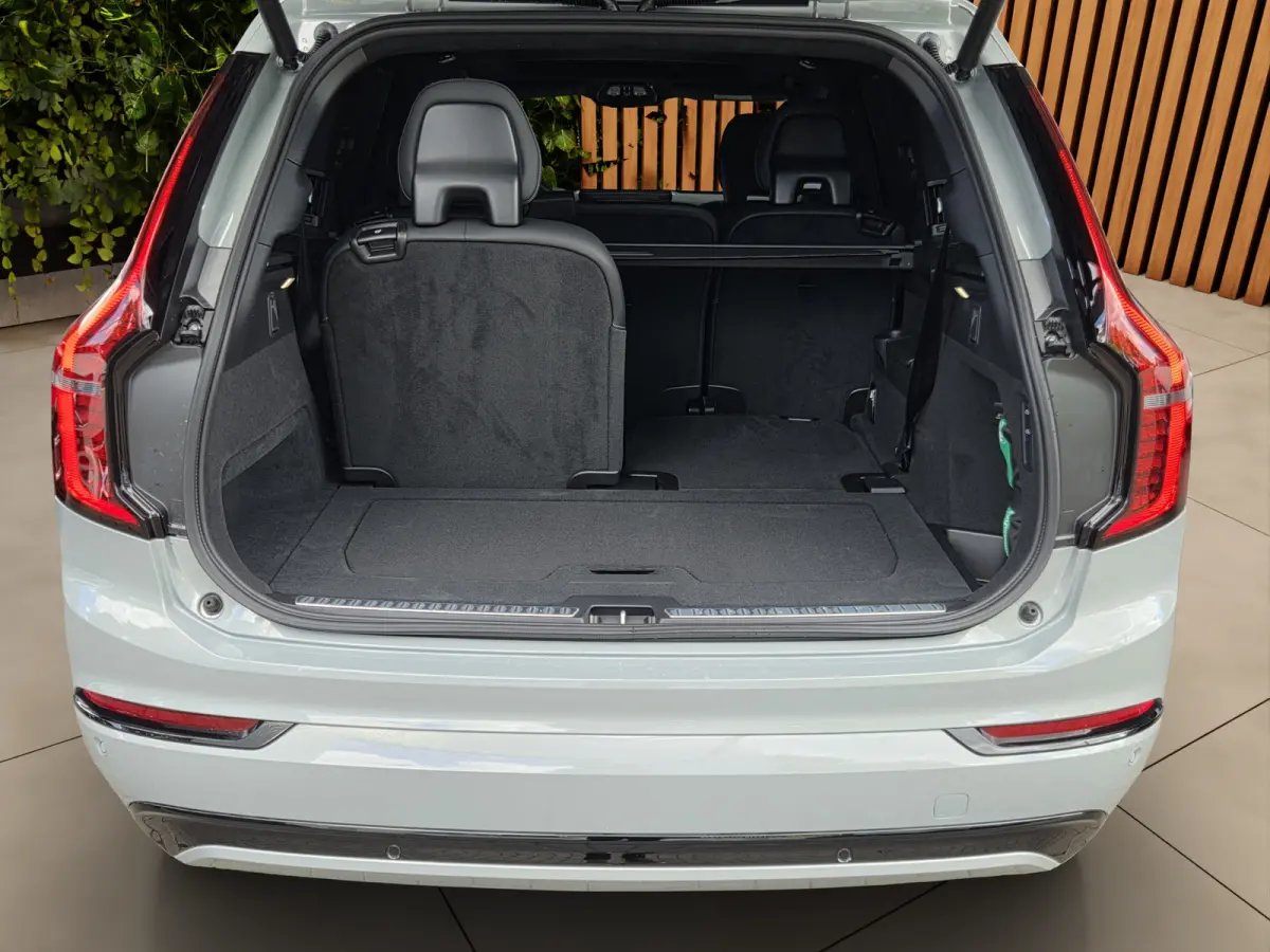 2.0 T8 Plug-in hybrid AWD Ultra Dark Exec. Ed. | Luchtvering | Bowers&Wilkins | Massage/ventilatie | 22" Velgen