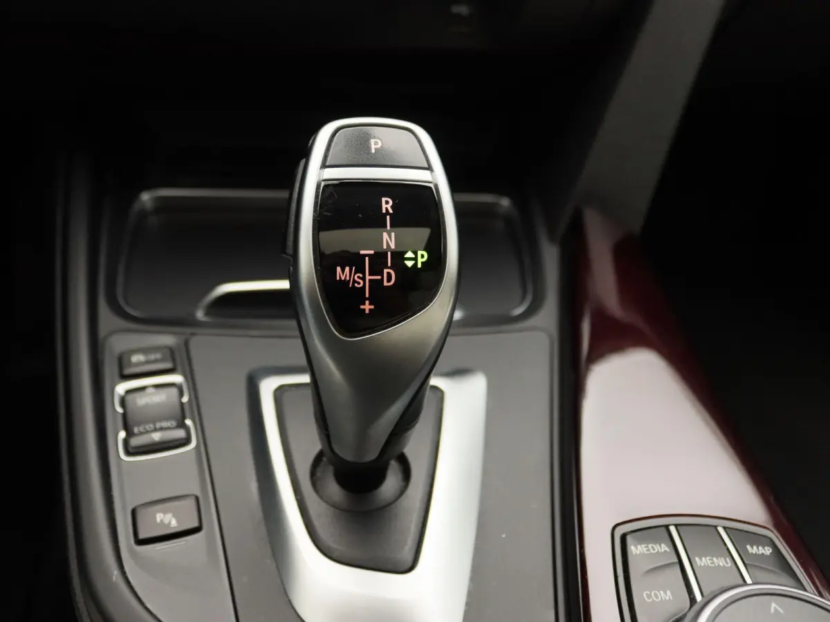 420i High Executive Edition | Automaat | Head-Up Display | Achteruitrijcamera | Lederen Bekleding | Lichtmetalen Velgen |
