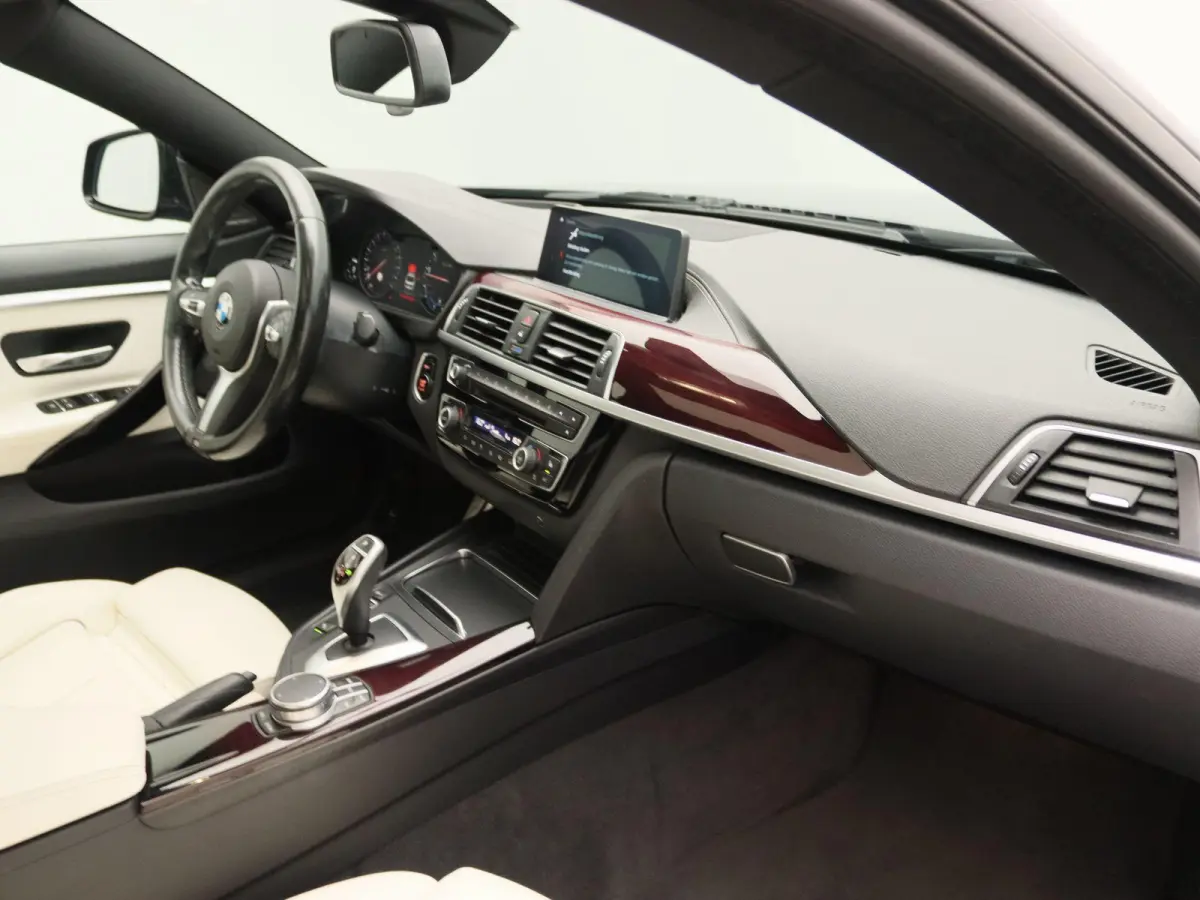 420i High Executive Edition | Automaat | Head-Up Display | Achteruitrijcamera | Lederen Bekleding | Lichtmetalen Velgen |