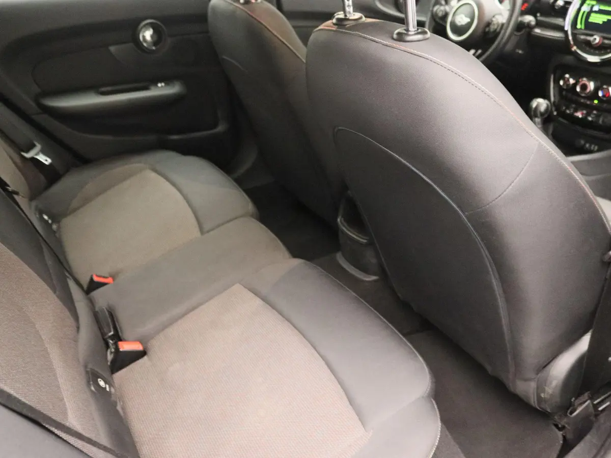 1.5 Cooper Business | Airconditioning | Cruise Control | Lichtmetalen Velgen | Navigatie |