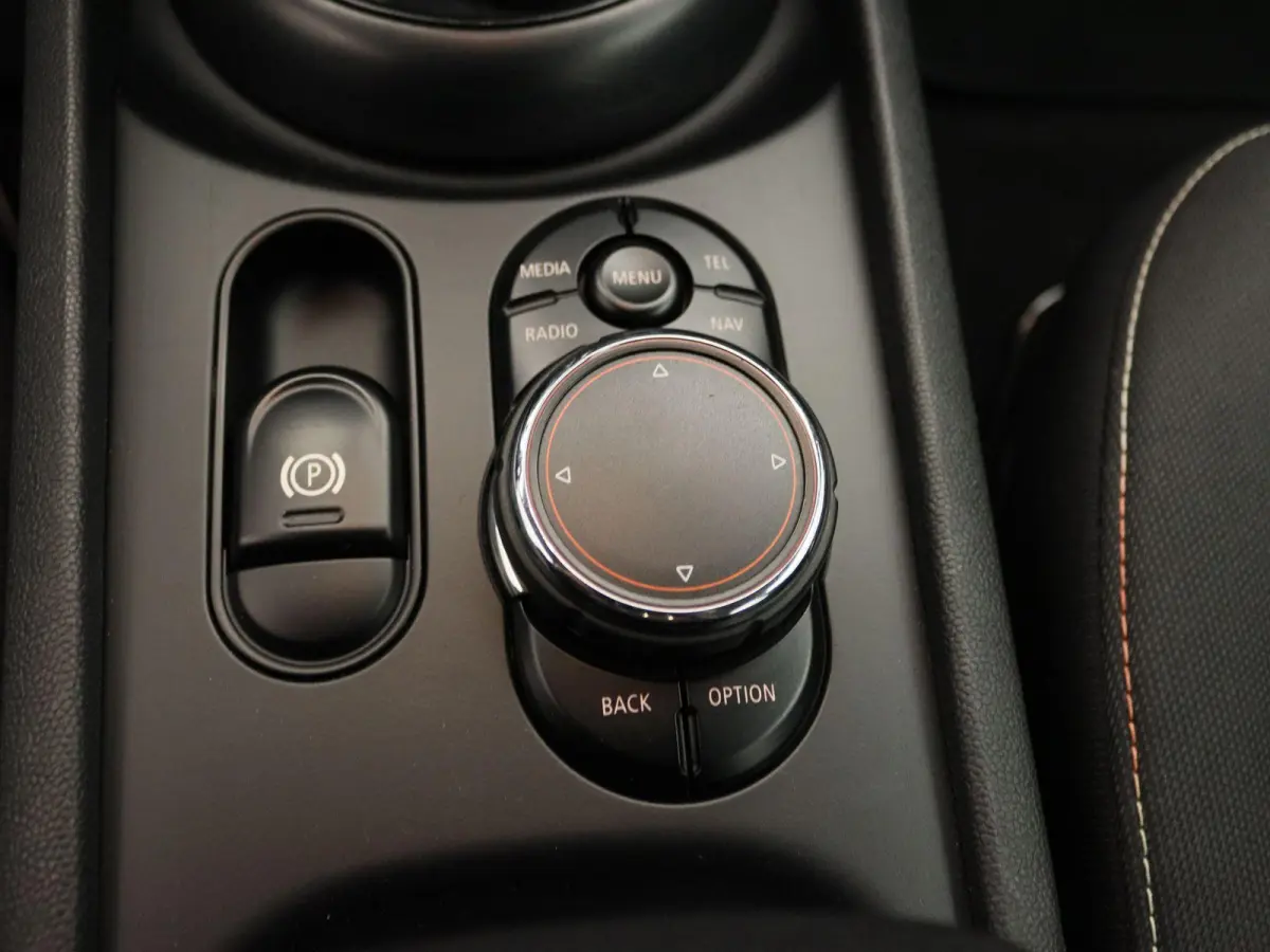 1.5 Cooper Business | Airconditioning | Cruise Control | Lichtmetalen Velgen | Navigatie |