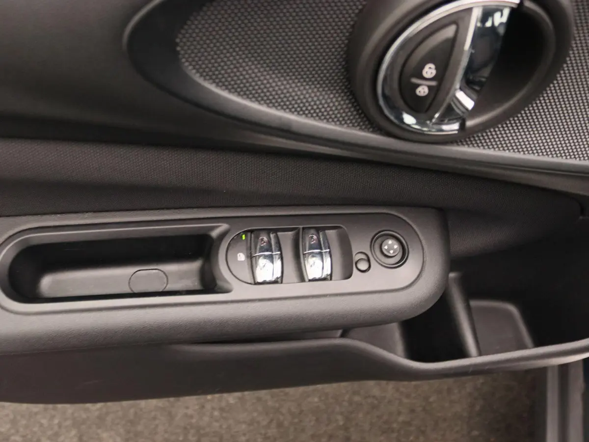 1.5 Cooper Business | Airconditioning | Cruise Control | Lichtmetalen Velgen | Navigatie |
