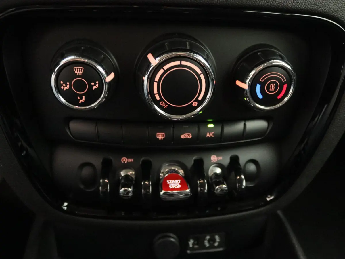 1.5 Cooper Business | Airconditioning | Cruise Control | Lichtmetalen Velgen | Navigatie |