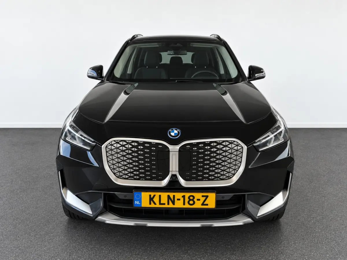 xDrive30 67 kWh Trekhaak Harman Kardon 360 Camera Elektrisch Verstelbare Stoelen met Geheugenfunctie LED Koplampen Stoelverwarming 20 Inch Lichtmetalen BMW Individual Velgen