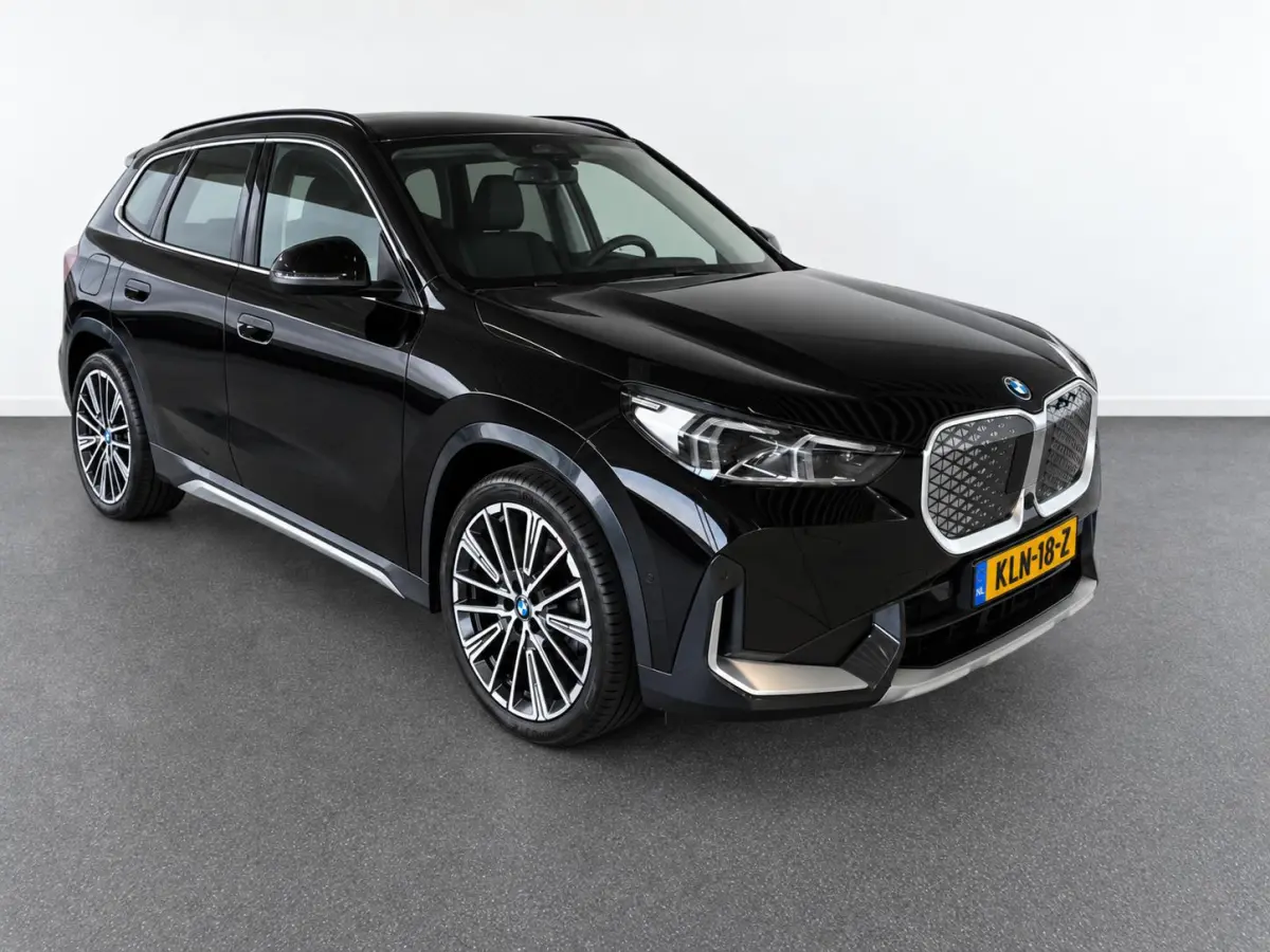xDrive30 67 kWh Trekhaak Harman Kardon 360 Camera Elektrisch Verstelbare Stoelen met Geheugenfunctie LED Koplampen Stoelverwarming 20 Inch Lichtmetalen BMW Individual Velgen