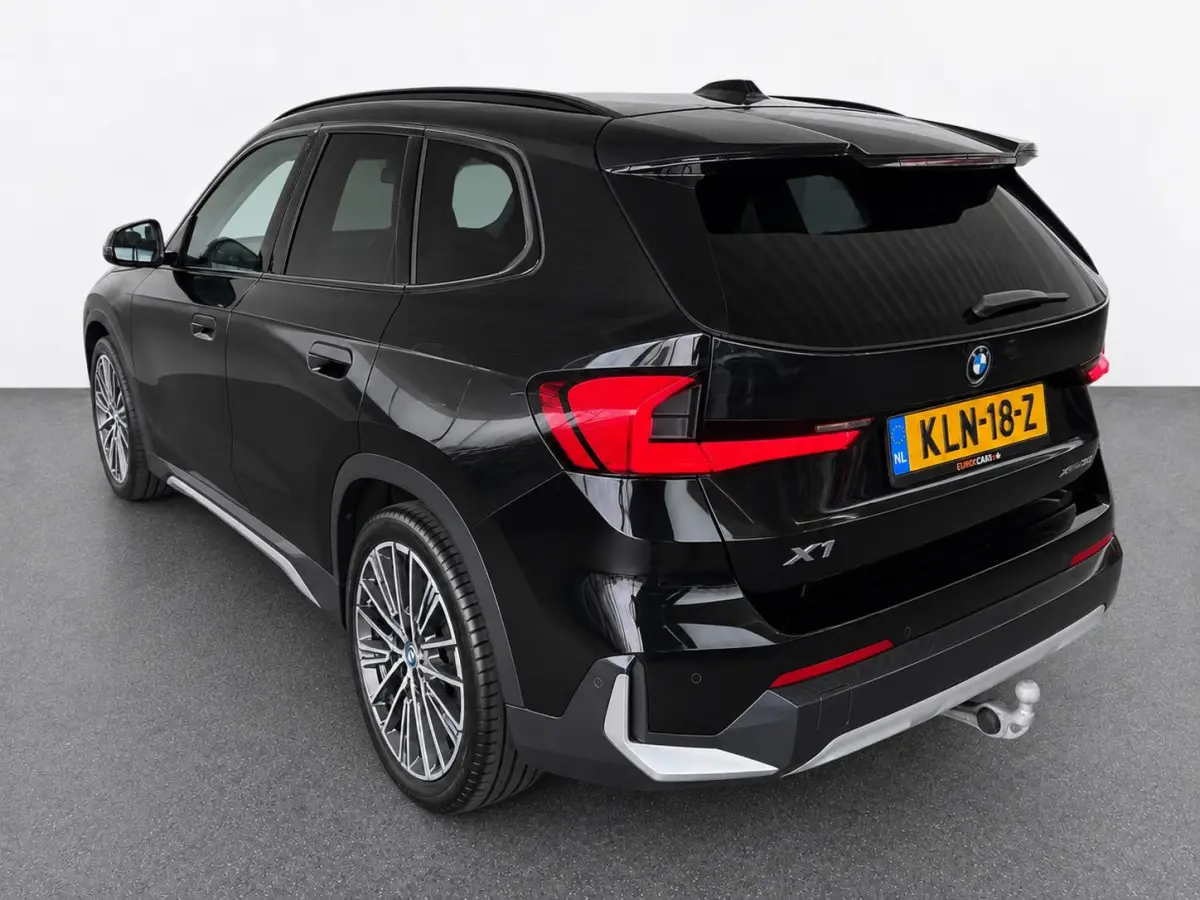xDrive30 67 kWh Trekhaak Harman Kardon 360 Camera Elektrisch Verstelbare Stoelen met Geheugenfunctie LED Koplampen Stoelverwarming 20 Inch Lichtmetalen BMW Individual Velgen