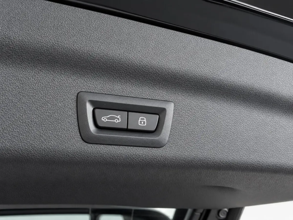 xDrive30 67 kWh Trekhaak Harman Kardon 360 Camera Elektrisch Verstelbare Stoelen met Geheugenfunctie LED Koplampen Stoelverwarming 20 Inch Lichtmetalen BMW Individual Velgen