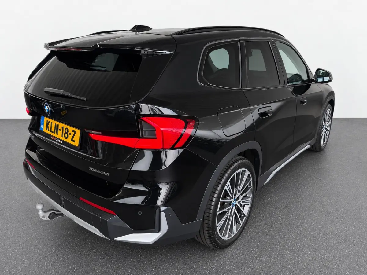 xDrive30 67 kWh Trekhaak Harman Kardon 360 Camera Elektrisch Verstelbare Stoelen met Geheugenfunctie LED Koplampen Stoelverwarming 20 Inch Lichtmetalen BMW Individual Velgen