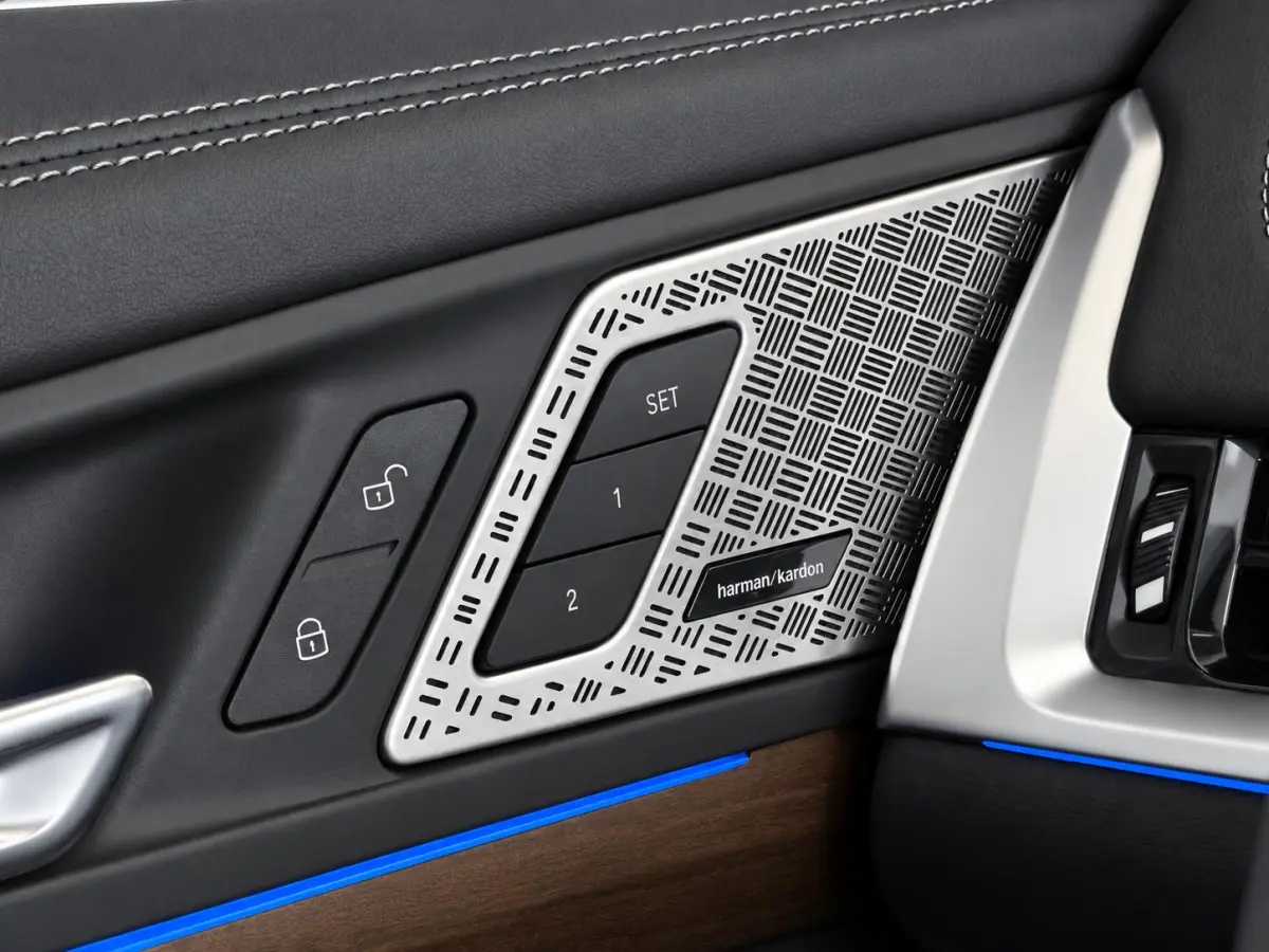 xDrive30 67 kWh Trekhaak Harman Kardon 360 Camera Elektrisch Verstelbare Stoelen met Geheugenfunctie LED Koplampen Stoelverwarming 20 Inch Lichtmetalen BMW Individual Velgen