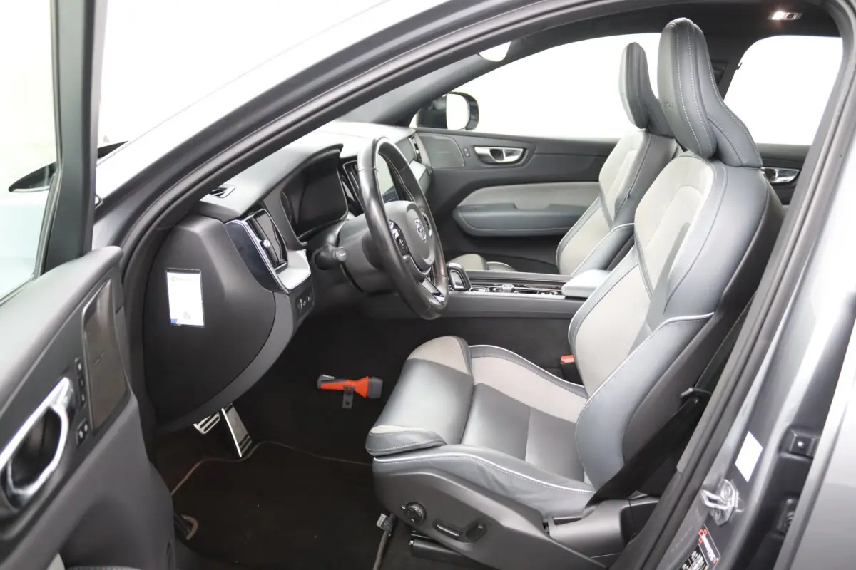 Recharge T8 AWD R-Design | Luchtvering | SoH 87% || Harman/Kardon | Trekhaak | Panoramadak | 360 Camera | Keyless | Adaptive LED | Adaptive Cruise | BLIS