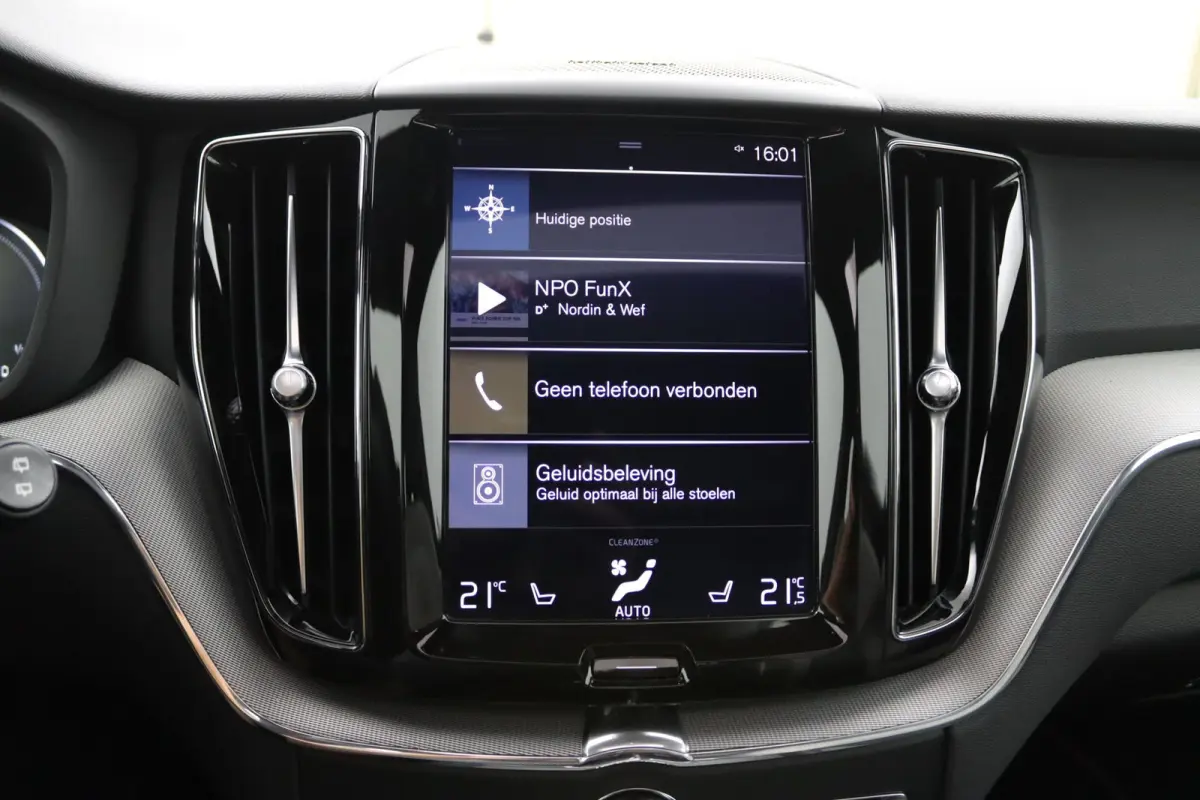 Recharge T8 AWD R-Design | Luchtvering | SoH 87% || Harman/Kardon | Trekhaak | Panoramadak | 360 Camera | Keyless | Adaptive LED | Adaptive Cruise | BLIS
