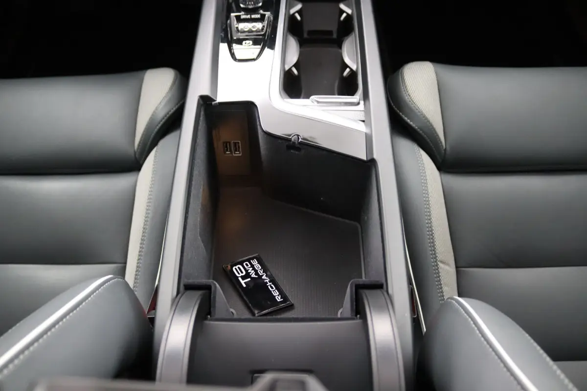 Recharge T8 AWD R-Design | Luchtvering | SoH 87% || Harman/Kardon | Trekhaak | Panoramadak | 360 Camera | Keyless | Adaptive LED | Adaptive Cruise | BLIS
