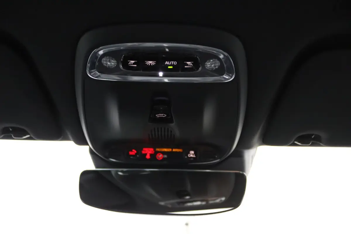 Recharge T8 AWD R-Design | Luchtvering | SoH 87% || Harman/Kardon | Trekhaak | Panoramadak | 360 Camera | Keyless | Adaptive LED | Adaptive Cruise | BLIS