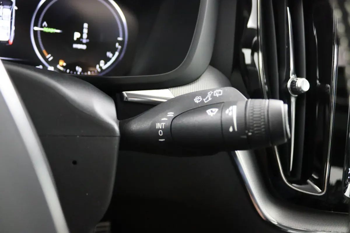 Recharge T8 AWD R-Design | Luchtvering | SoH 87% || Harman/Kardon | Trekhaak | Panoramadak | 360 Camera | Keyless | Adaptive LED | Adaptive Cruise | BLIS